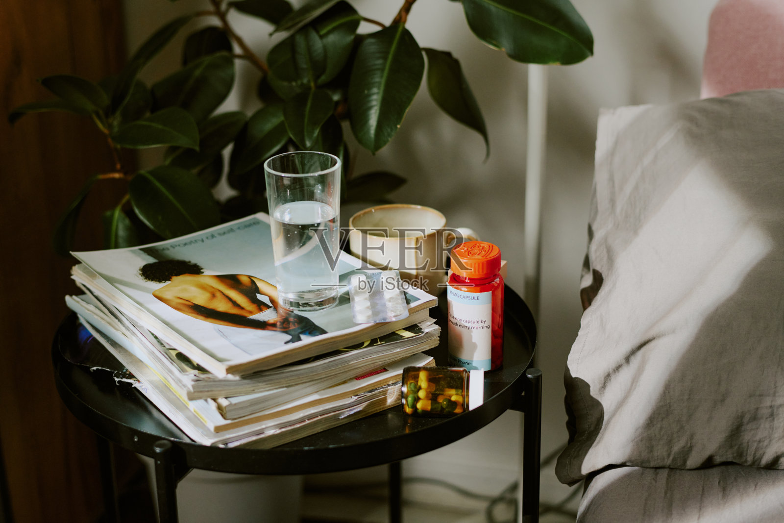 床头柜旁摆放着医疗用品照片摄影图片