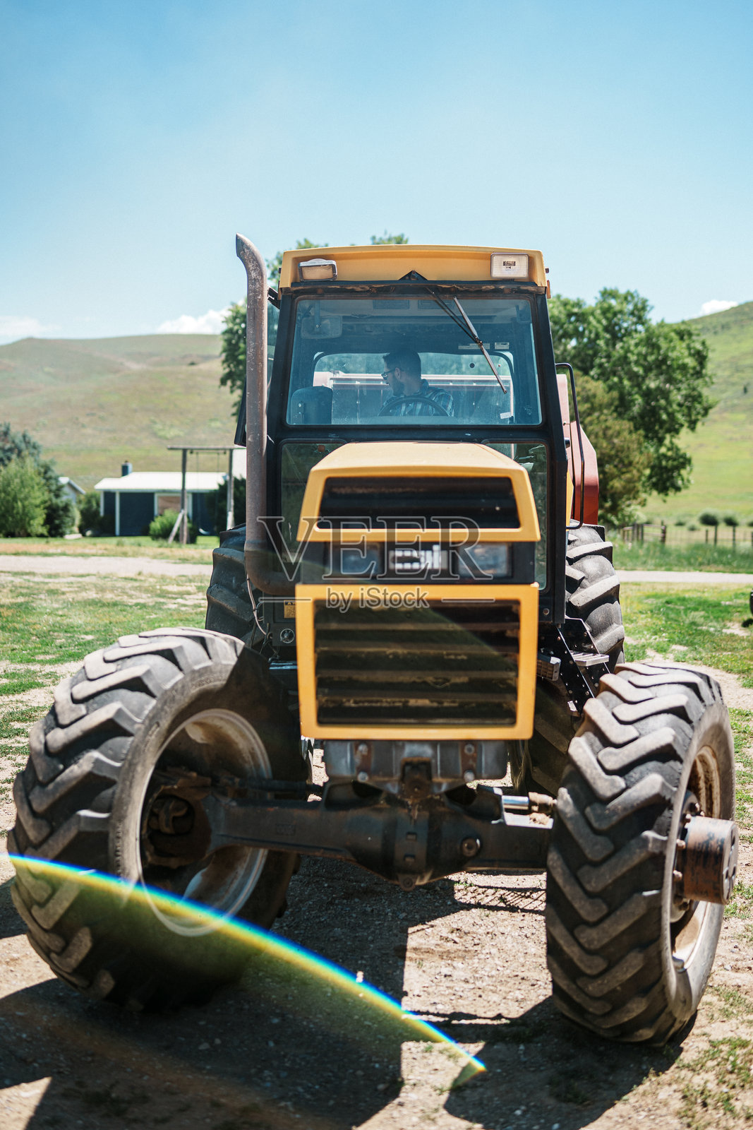 牧民驾驶拖拉机前往田野收割干草照片摄影图片