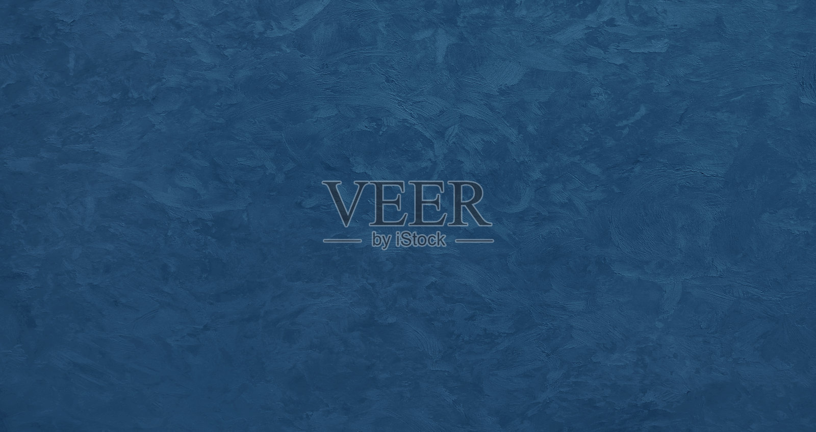 墙壁是深蓝色，表面有纹理。纹理使墙壁呈现出独特而有趣的视觉效果。照片摄影图片