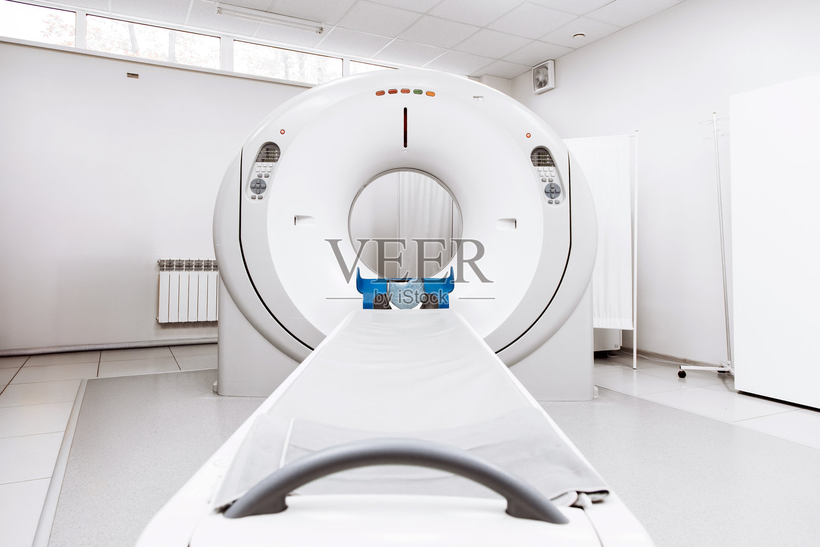 现代CT扫描仪放置在洁净的医疗环境中照片摄影图片