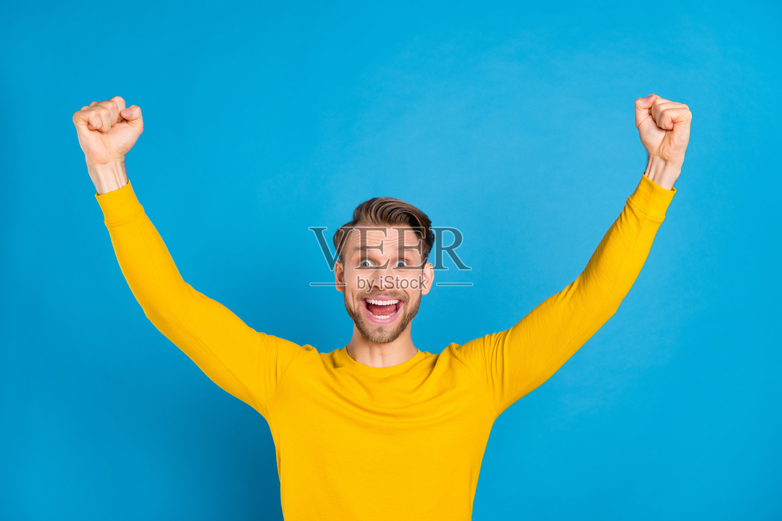 年轻男子不开心、沮丧、愤怒、疯狂地争论、冲突，在蓝色背景上显得孤立照片摄影图片