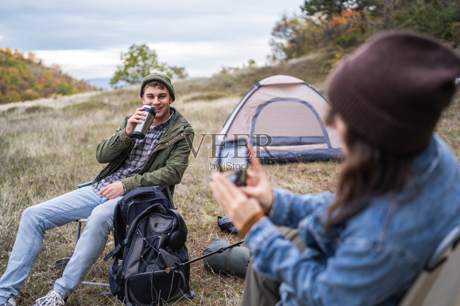 一对情侣在秋季露营旅行中，用智能手机拍照留念照片摄影图片