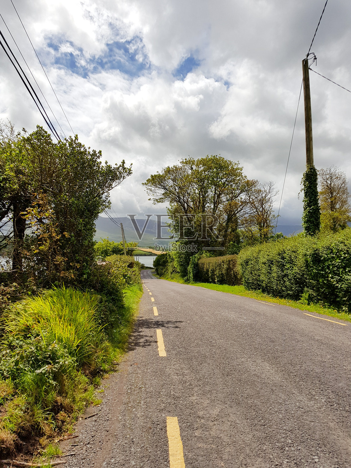 爱尔兰丁格尔半岛的单车道乡村公路，位于丁格尔之路徒步线上。照片摄影图片