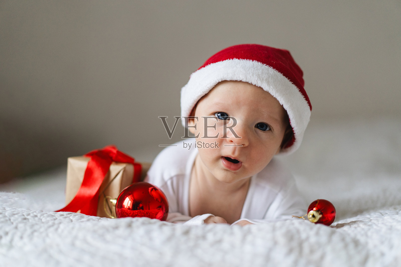 一个戴着红色圣诞帽的婴儿照片摄影图片