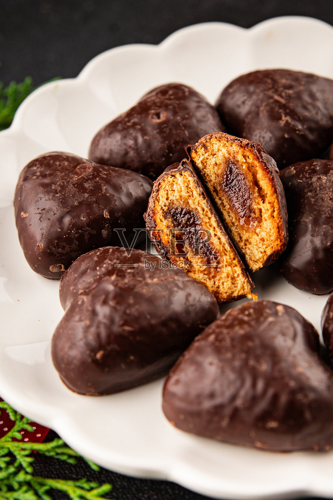 姜饼巧克力心形蜂蜜蛋糕，圣诞甜点，新年天然食品，美味小吃，新鲜美味的美味食品背景，摆在桌上，乡村风格俯视，留有复制空间照片摄影图片