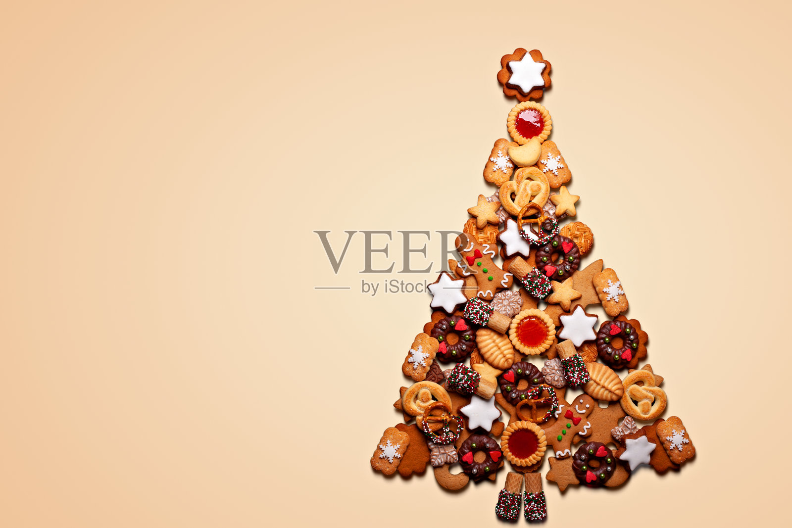 浅色背景上由各种圣诞姜饼制作而成的圣诞树，留有复制空间照片摄影图片