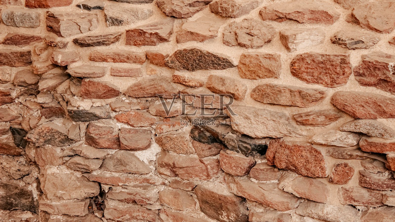 乡村城堡内墙，带有风化的砖块和混凝土砂浆照片摄影图片