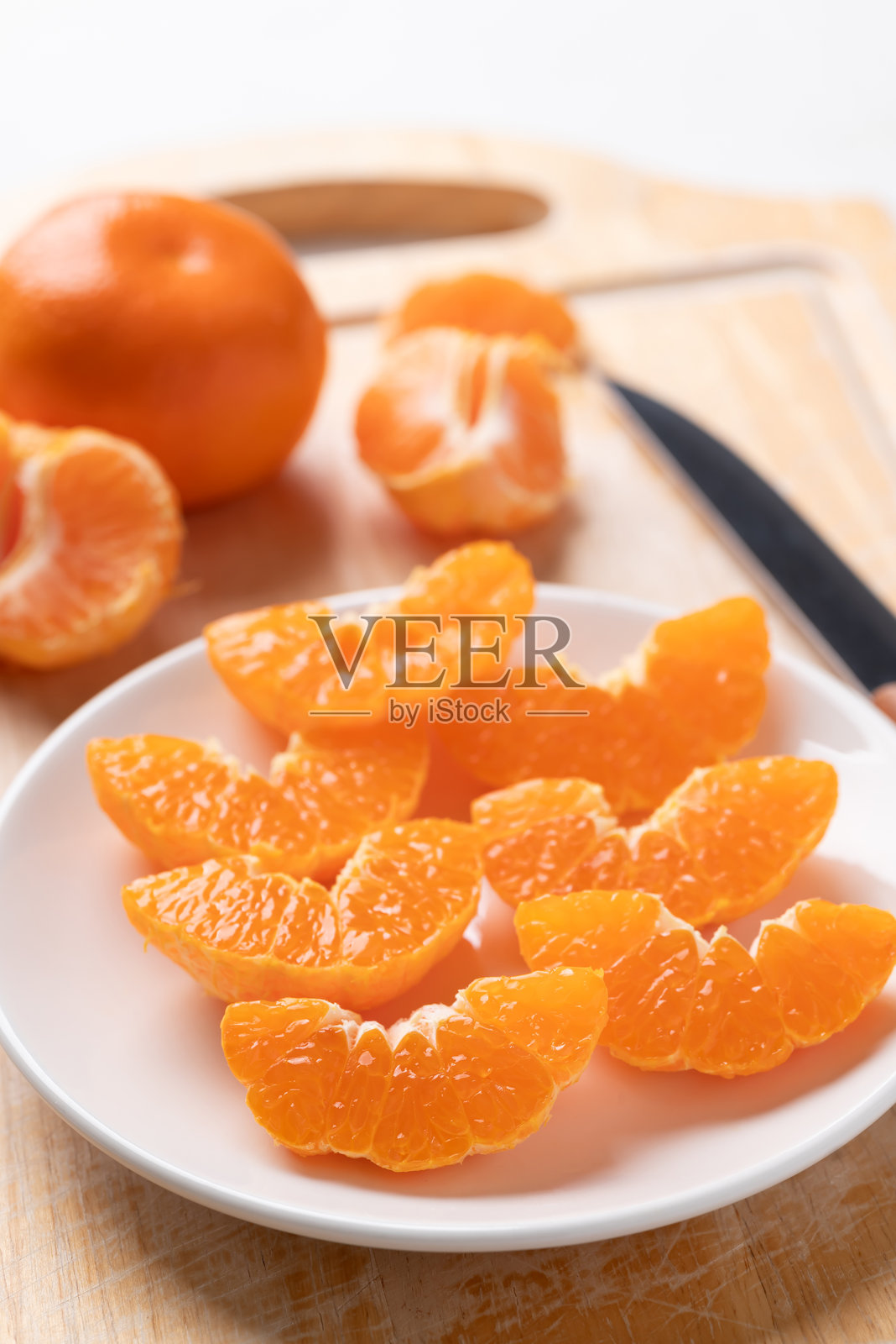 新鲜切好的橘子水果放在盘子里，准备食用照片摄影图片