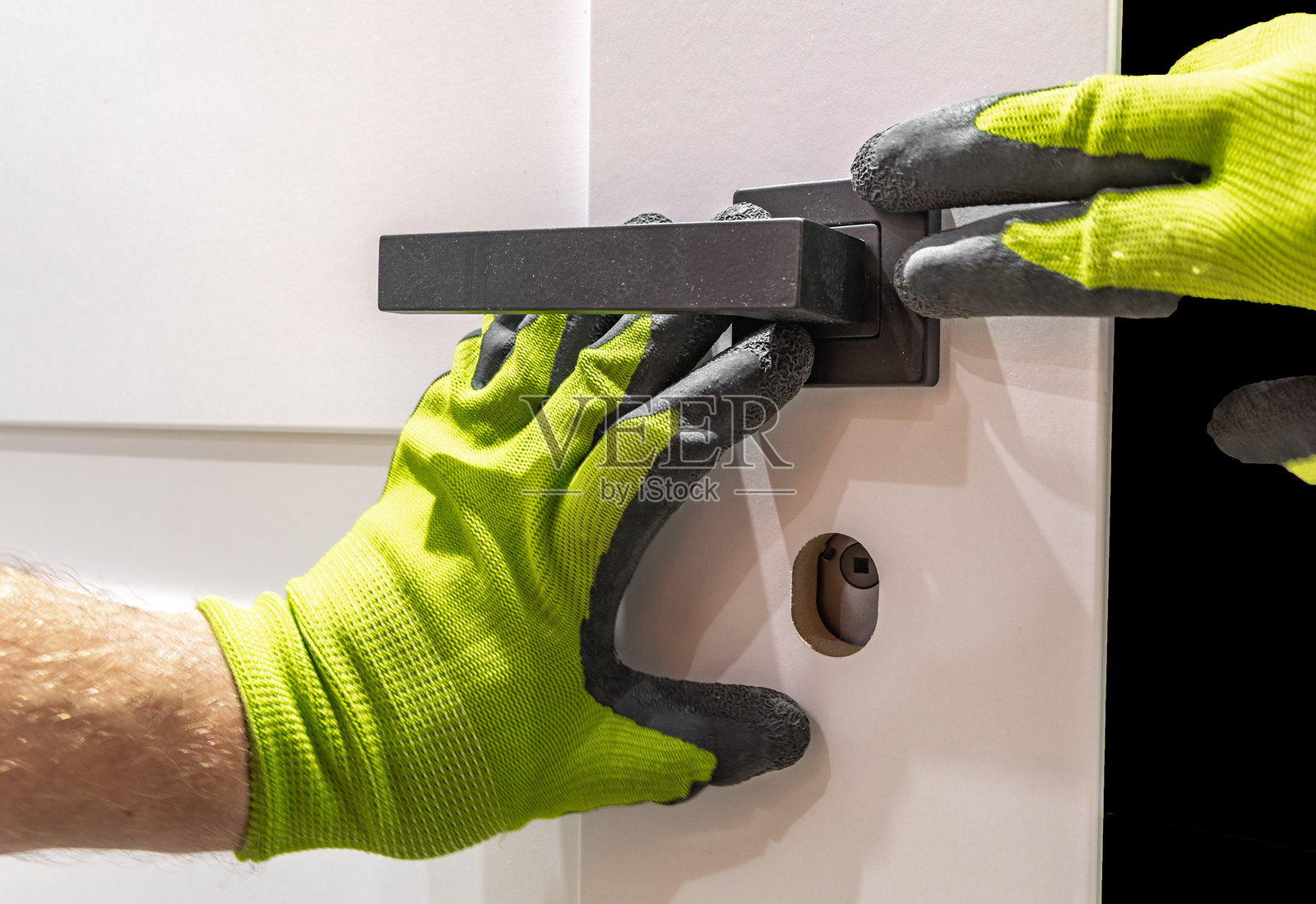 为白色木门安装带锁的黑色门把手照片摄影图片