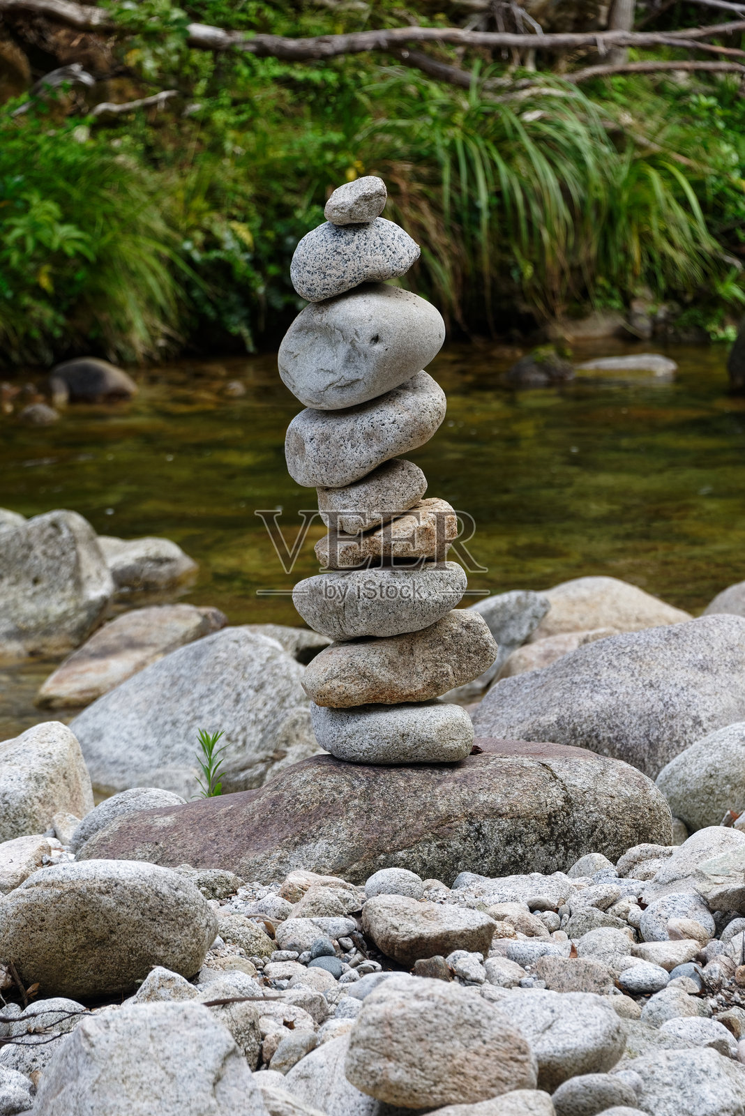 河边的石头塔照片摄影图片
