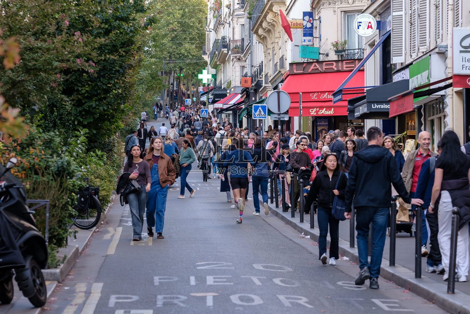 巴黎的步行街照片摄影图片