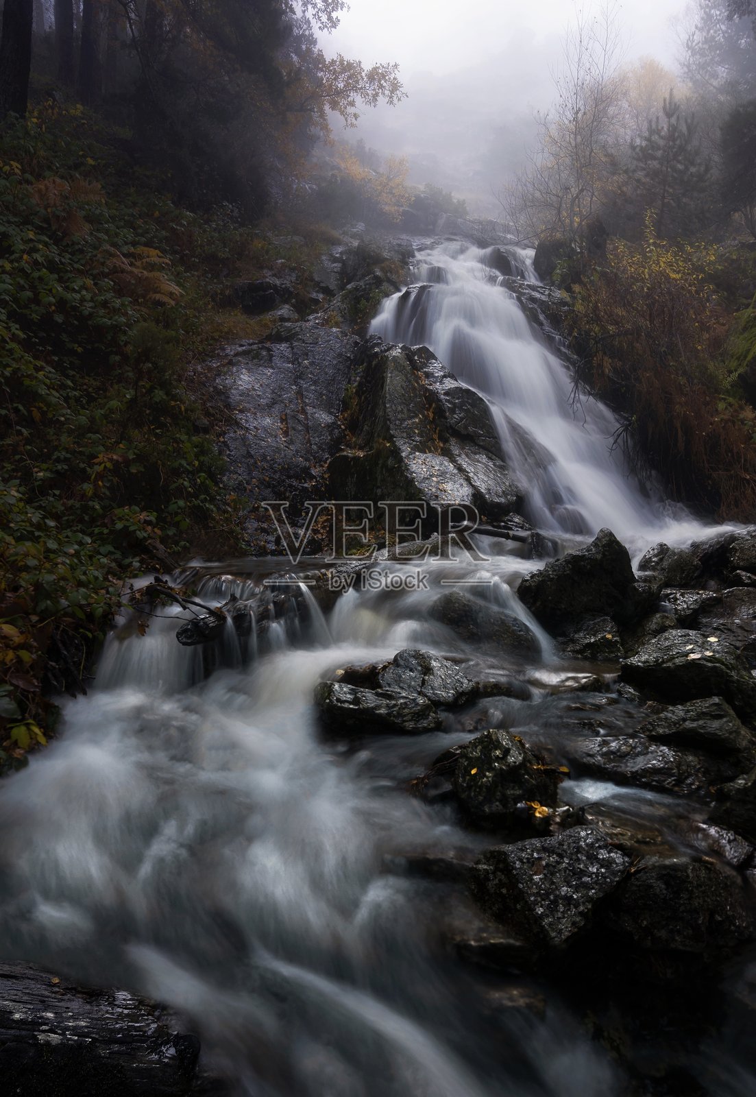 瓜达拉马山脉，雾中的瀑布照片摄影图片