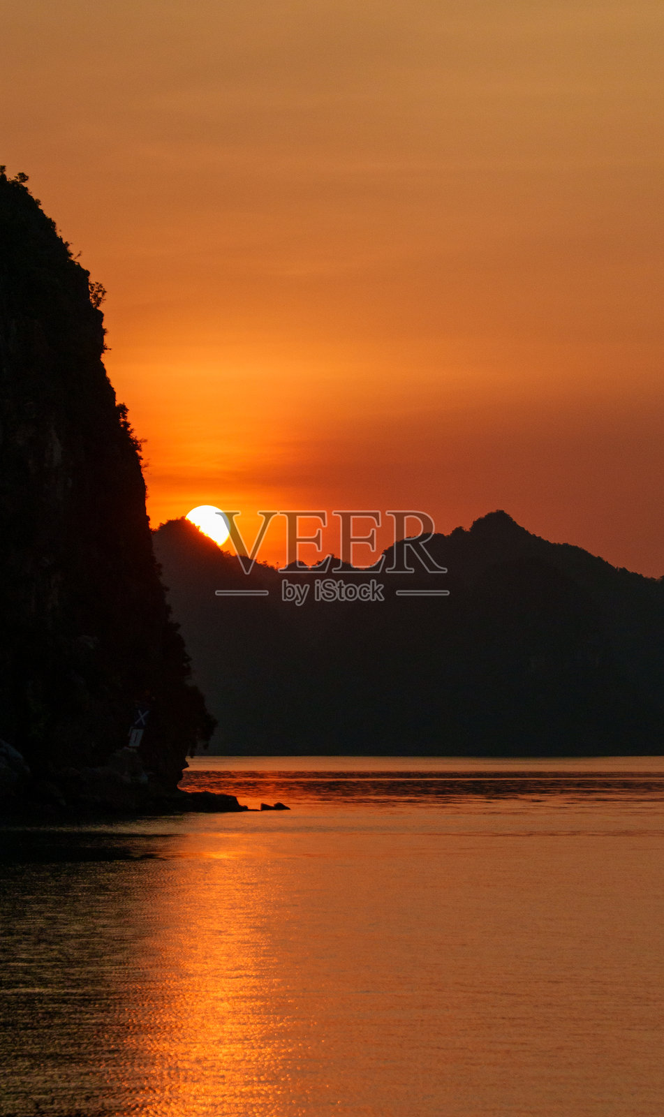 越南下龙湾石灰岩山脉的壮丽日落照片摄影图片