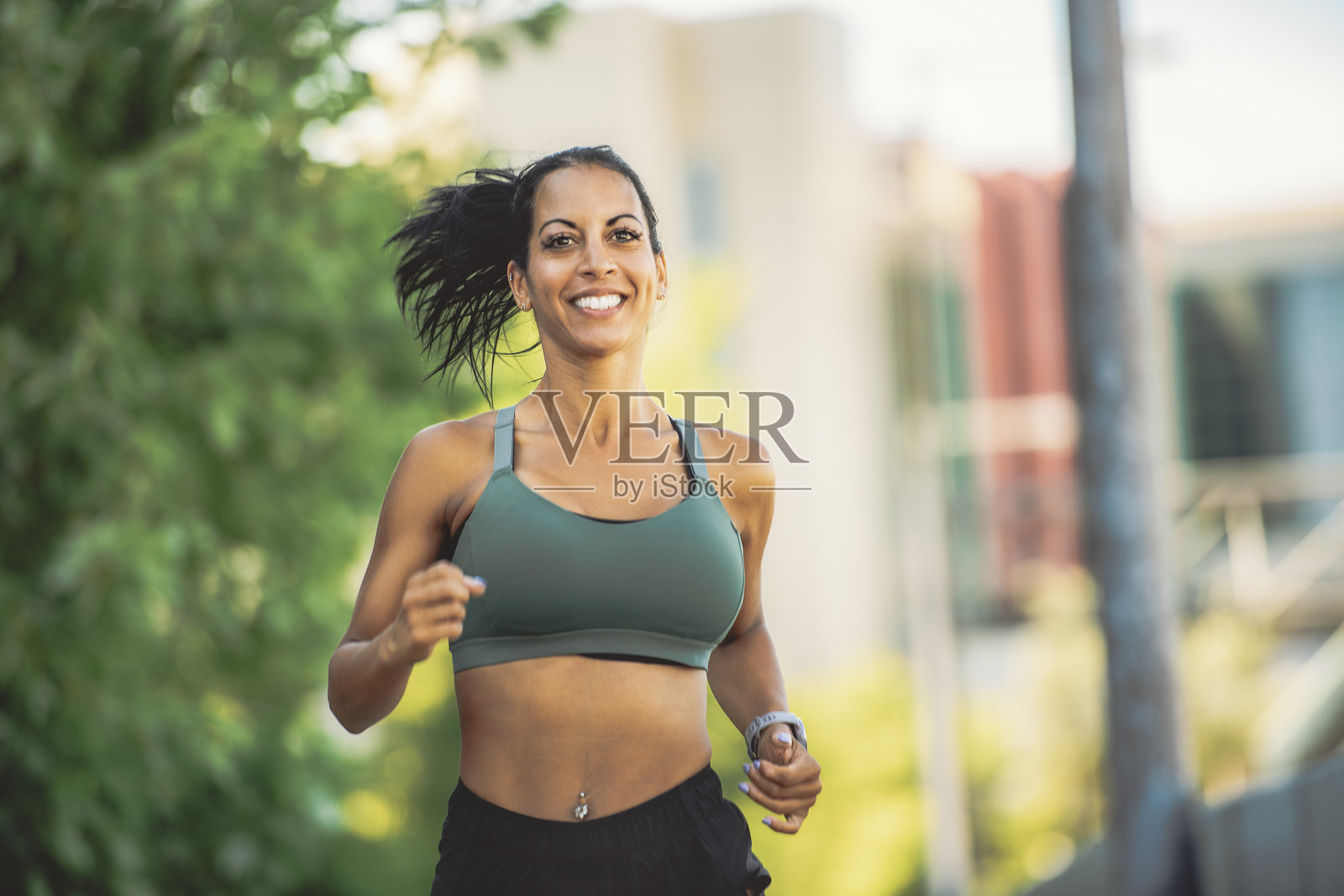 快乐的运动女性在城市景观中户外慢跑照片摄影图片