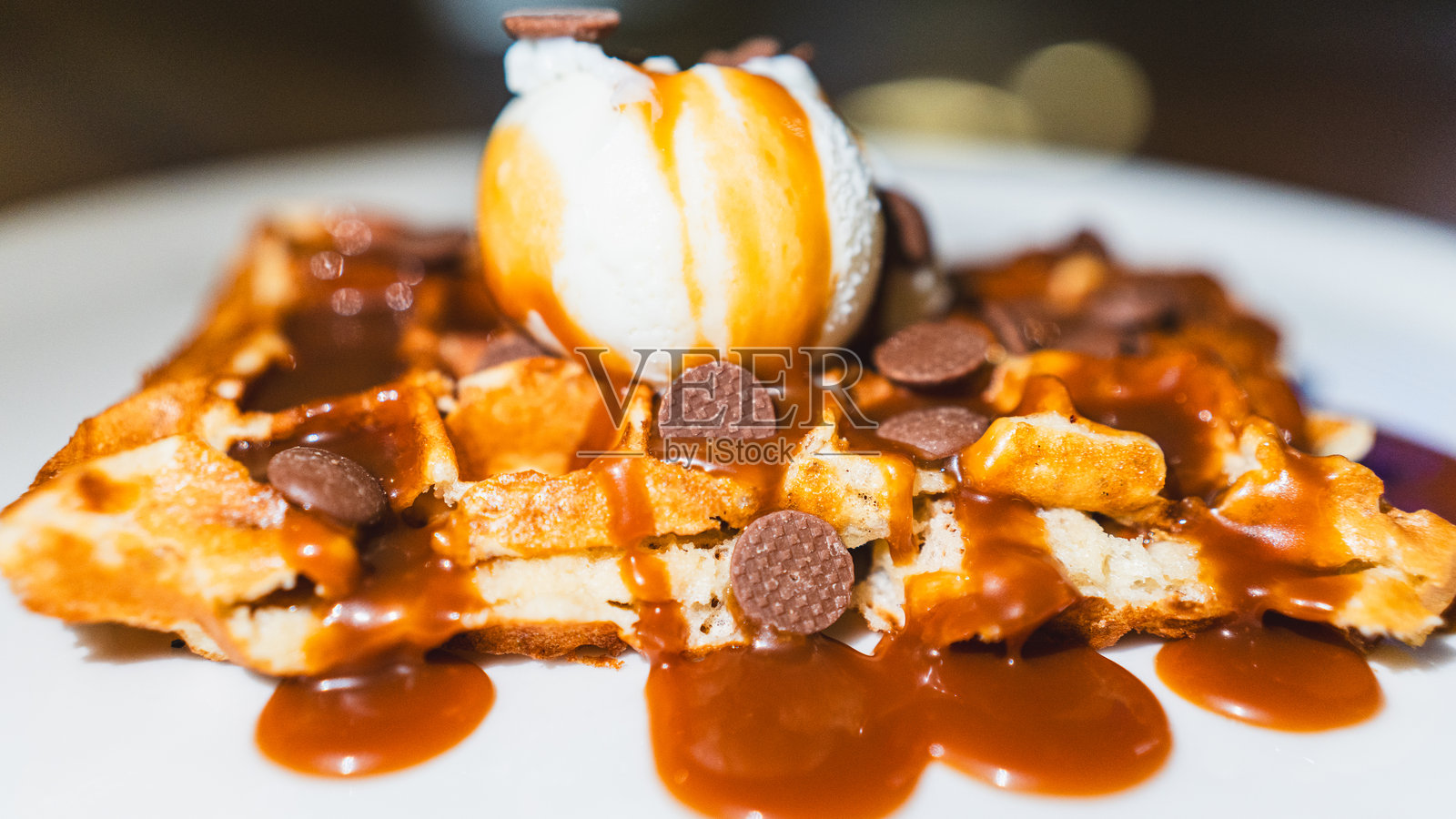 华夫饼配冰淇淋和海盐焦糖照片摄影图片