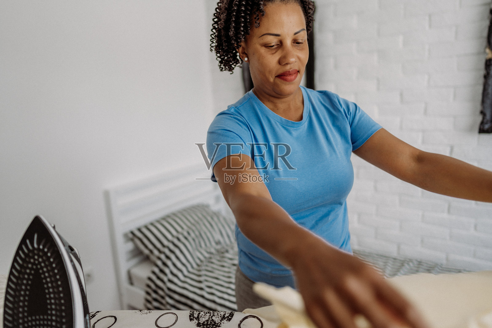 熨衣服照片摄影图片