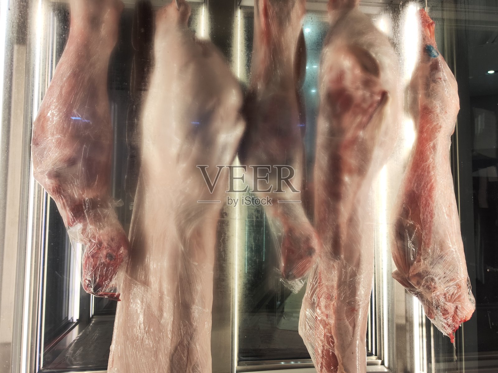 挂在冰箱里的猪肉照片摄影图片