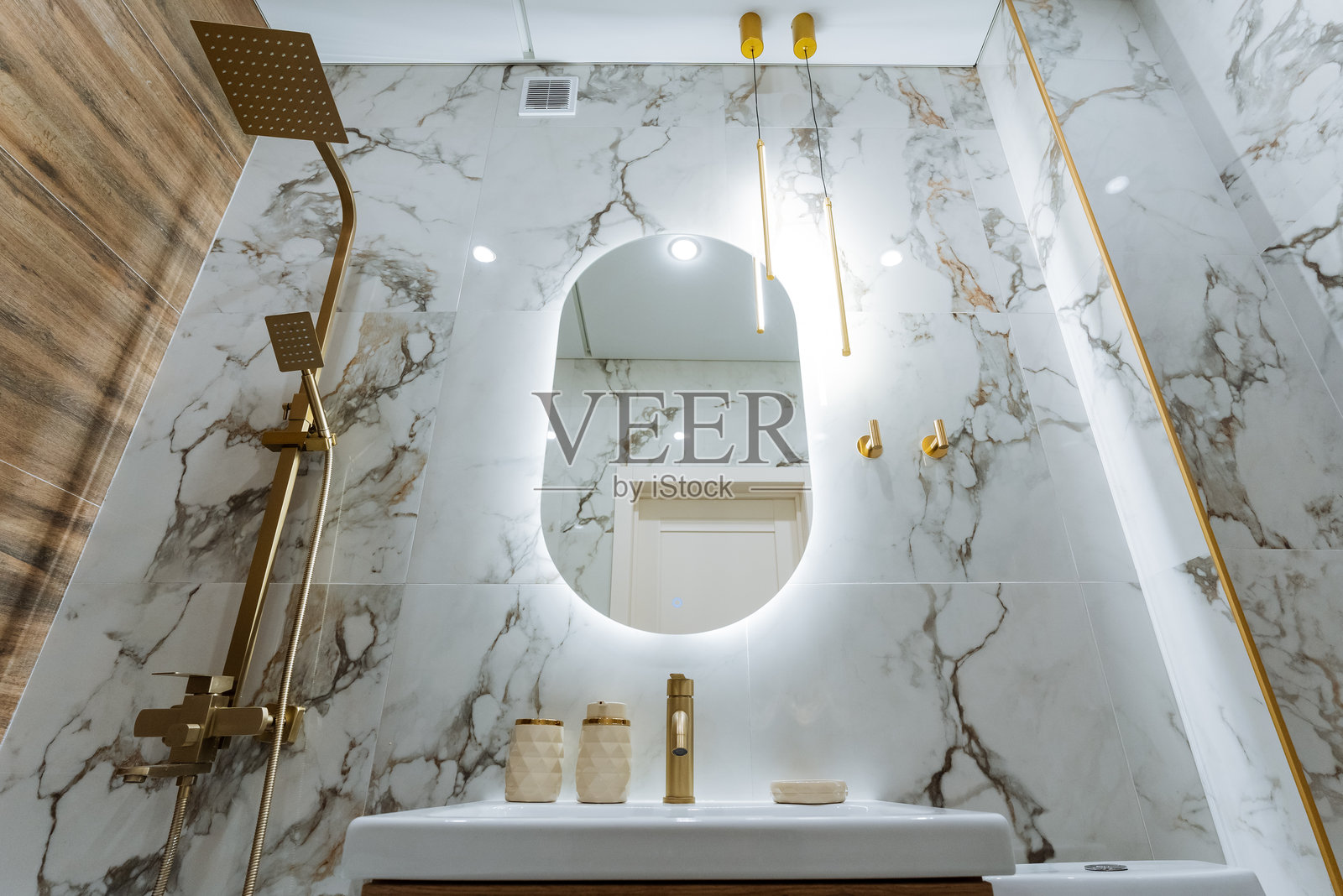 浴室配备了时尚的洗手盆、位置恰当的镜子和顶置淋浴喷头等基本设施，营造出一个既实用又美观的空间。照片摄影图片