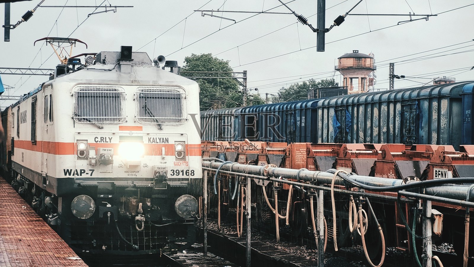 在一个朦胧的季风早晨，纳格尔科伊尔特快列车正接近雷尼贡塔交汇处，将自然的宁静与旅途的节奏融为一体。照片摄影图片