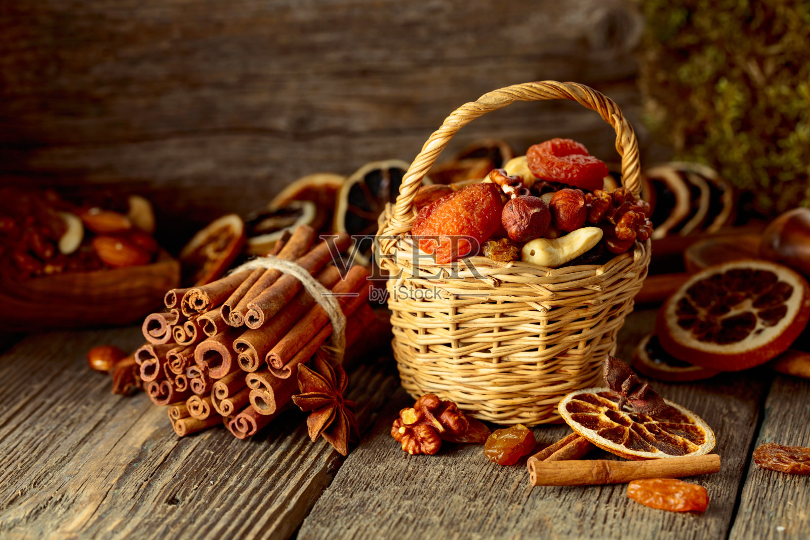 旧木桌上的干果和坚果。照片摄影图片