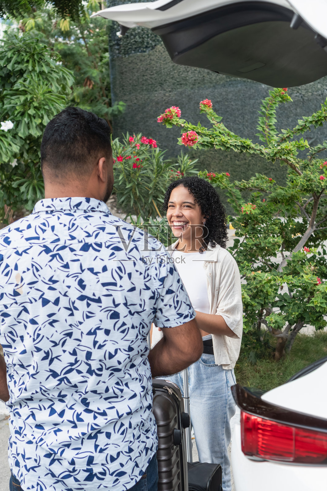 情侣将行李打包进汽车后备箱，准备公路旅行照片摄影图片