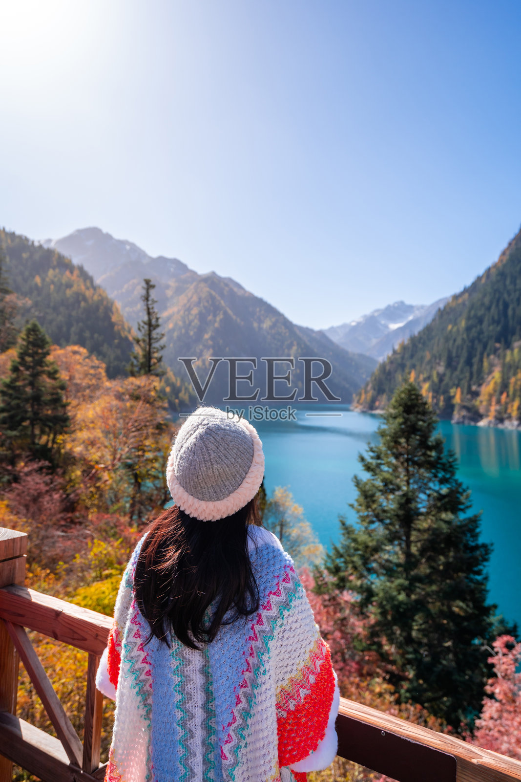 年轻的女游客在中国四川九寨沟国家公园美丽的秋景中放松和享受照片摄影图片