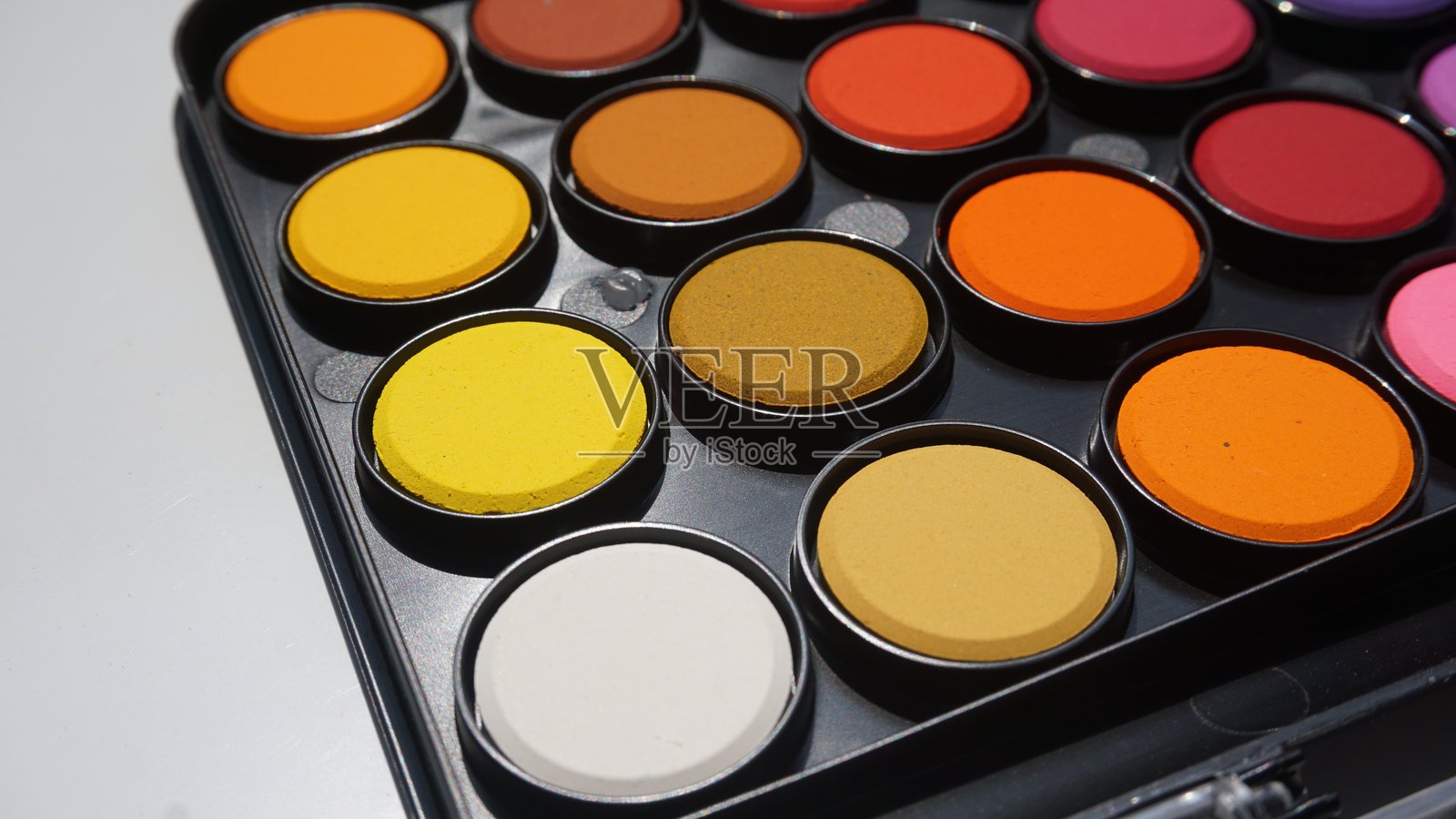 白色背景上色彩丰富的眼影盘照片摄影图片