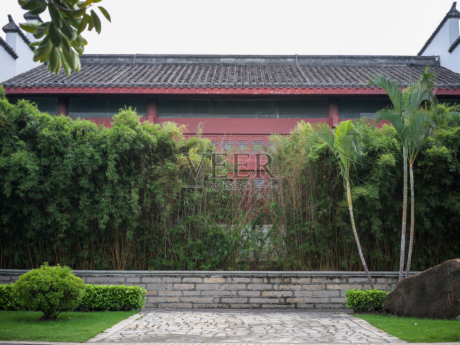 一处具有竹林和红墙建筑的传统中式庭院照片摄影图片