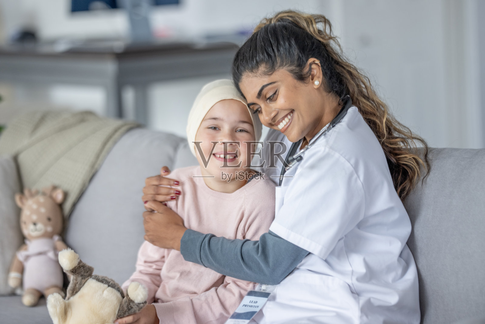 南亚护士在家中照顾小女孩病人，温馨的亲子时光照片摄影图片