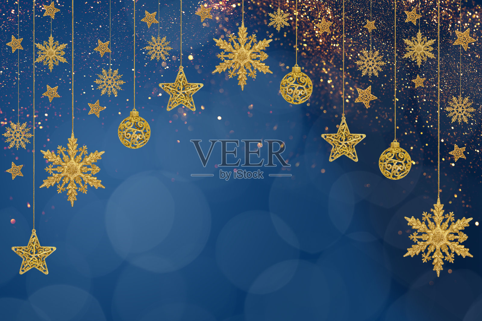 圣诞背景，带有雪花、星星和松果照片摄影图片