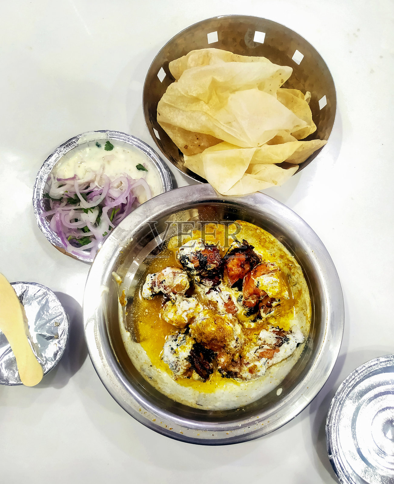 印度 दही पापड़ी चाट，配以酸奶、酱汁和香料照片摄影图片