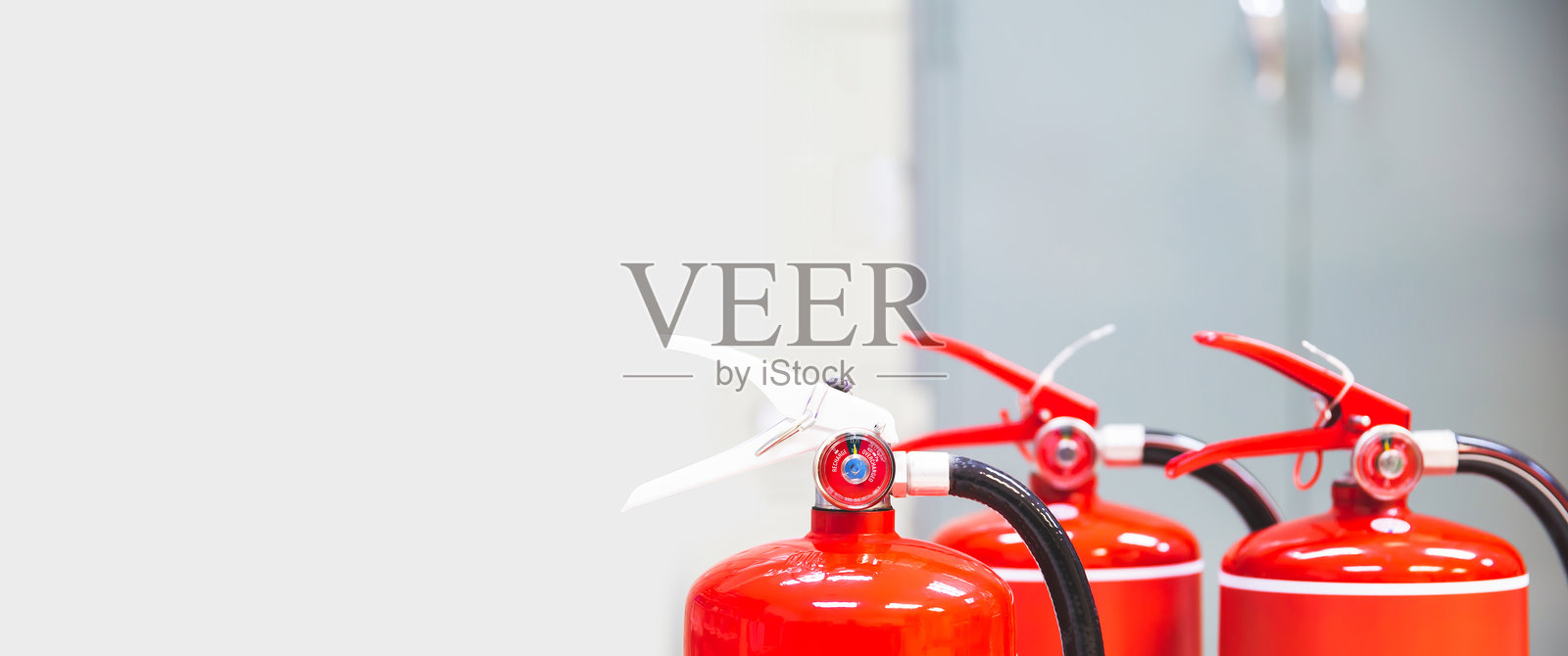 消防员灭火器，红色消防员灭火器罐的特写镜头，用于建筑中的消防设备，用于灭火或防护，以及预防紧急情况和安全救援和报警系统培训。照片摄影图片