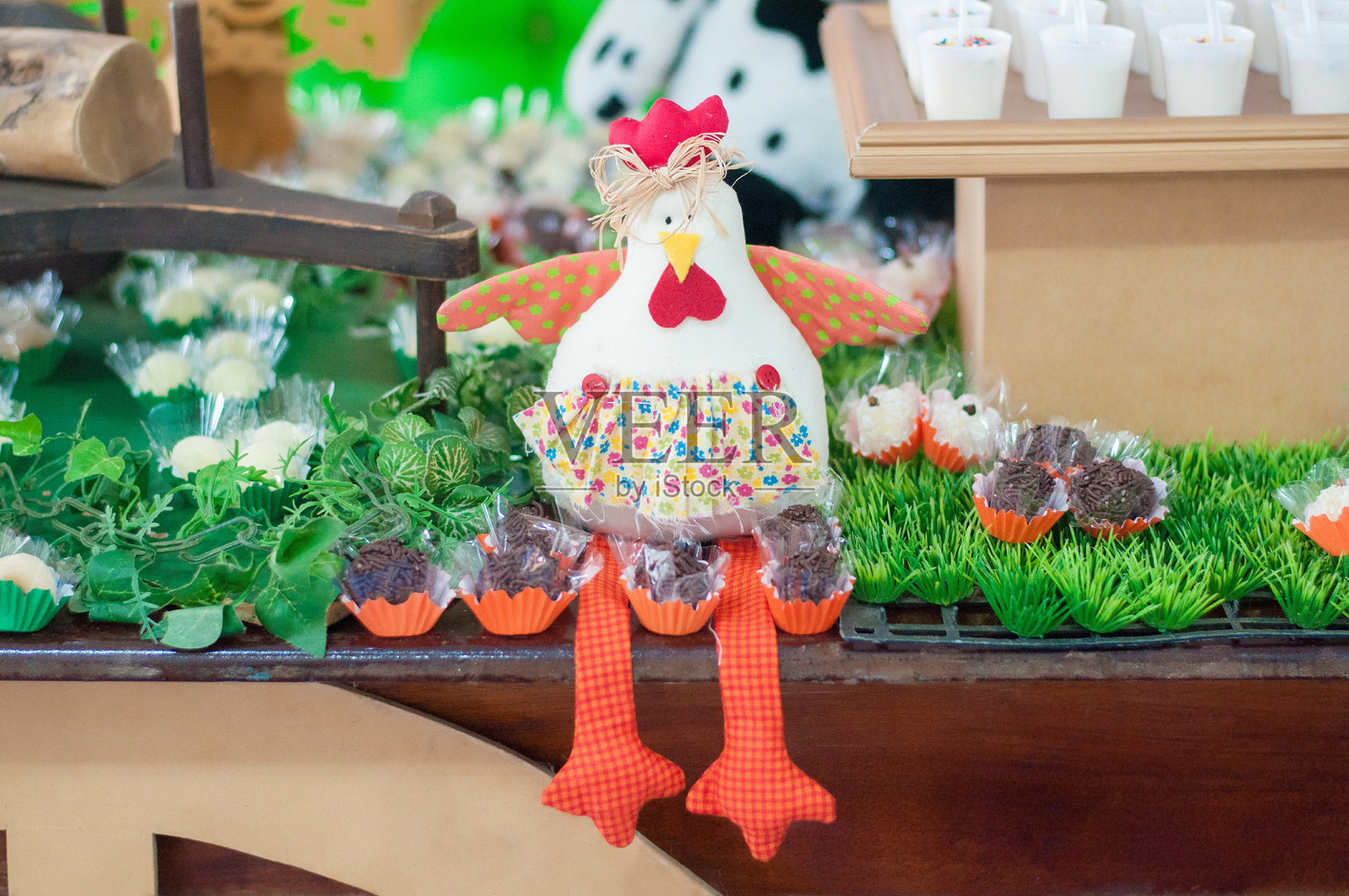 生日餐桌装饰，农场主题——鸡照片摄影图片