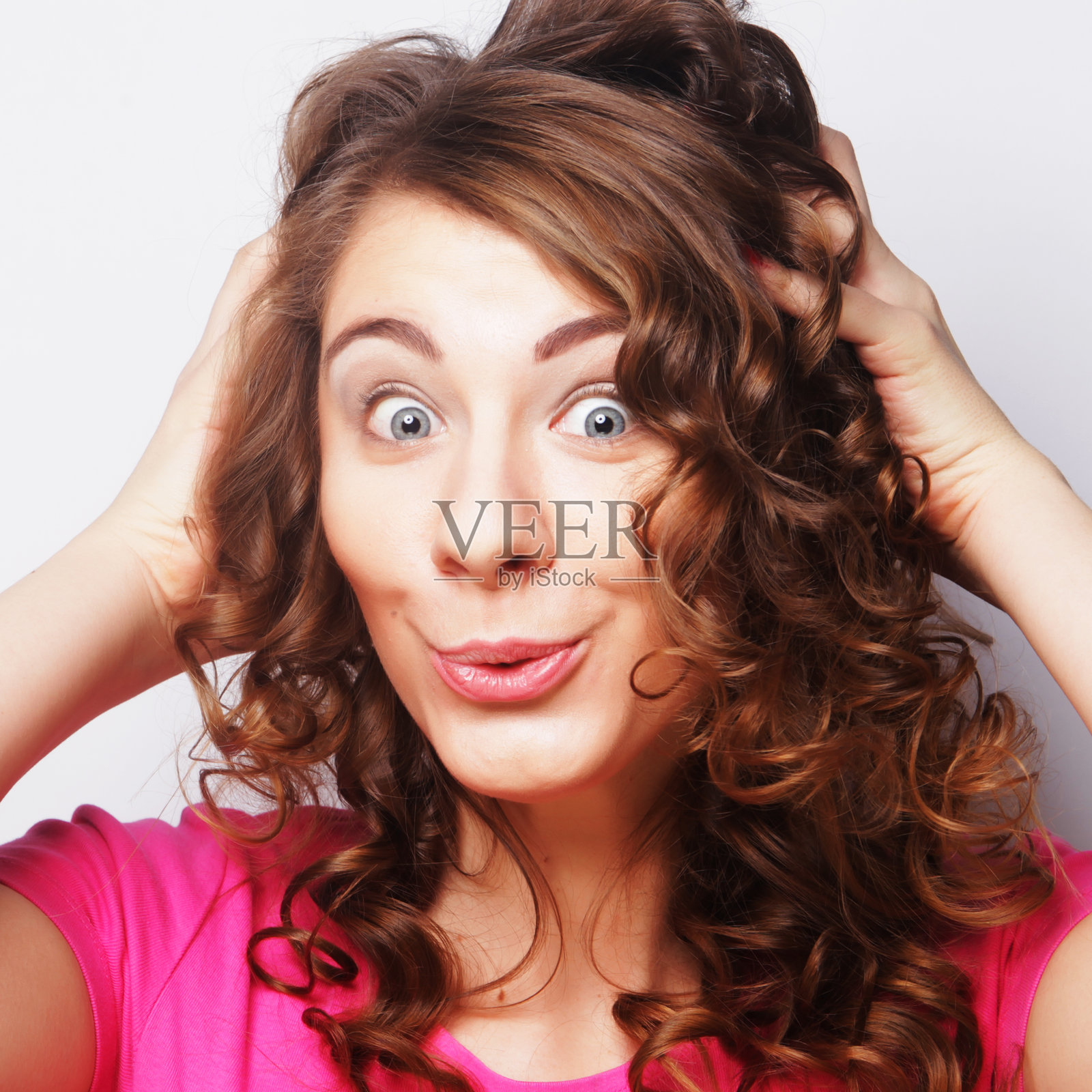 一位美丽的年轻女子，表情惊讶。照片摄影图片