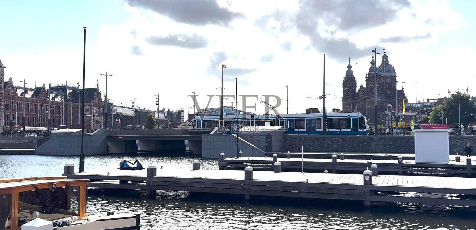 火车抵达滨水区的充满活力的阿姆斯特丹市照片摄影图片