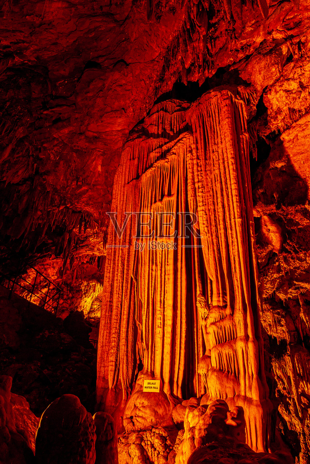 阿拉尼亚迪姆洞穴中的钟乳石和石笋照片摄影图片