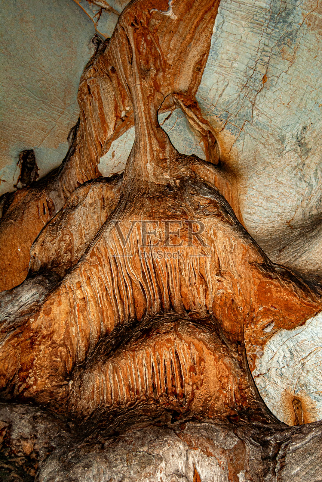 阿拉尼亚加济帕夏“假世界”洞穴中的钟乳石和石笋照片摄影图片