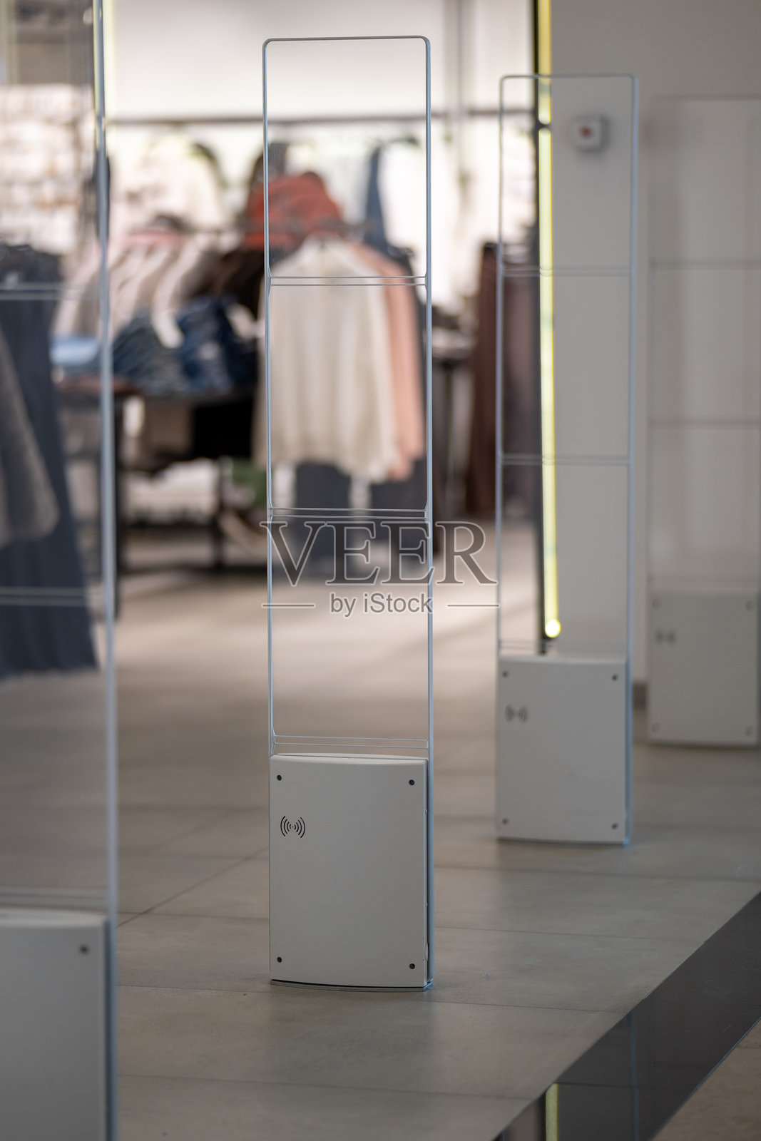 一个光滑、透明的安全门照片摄影图片