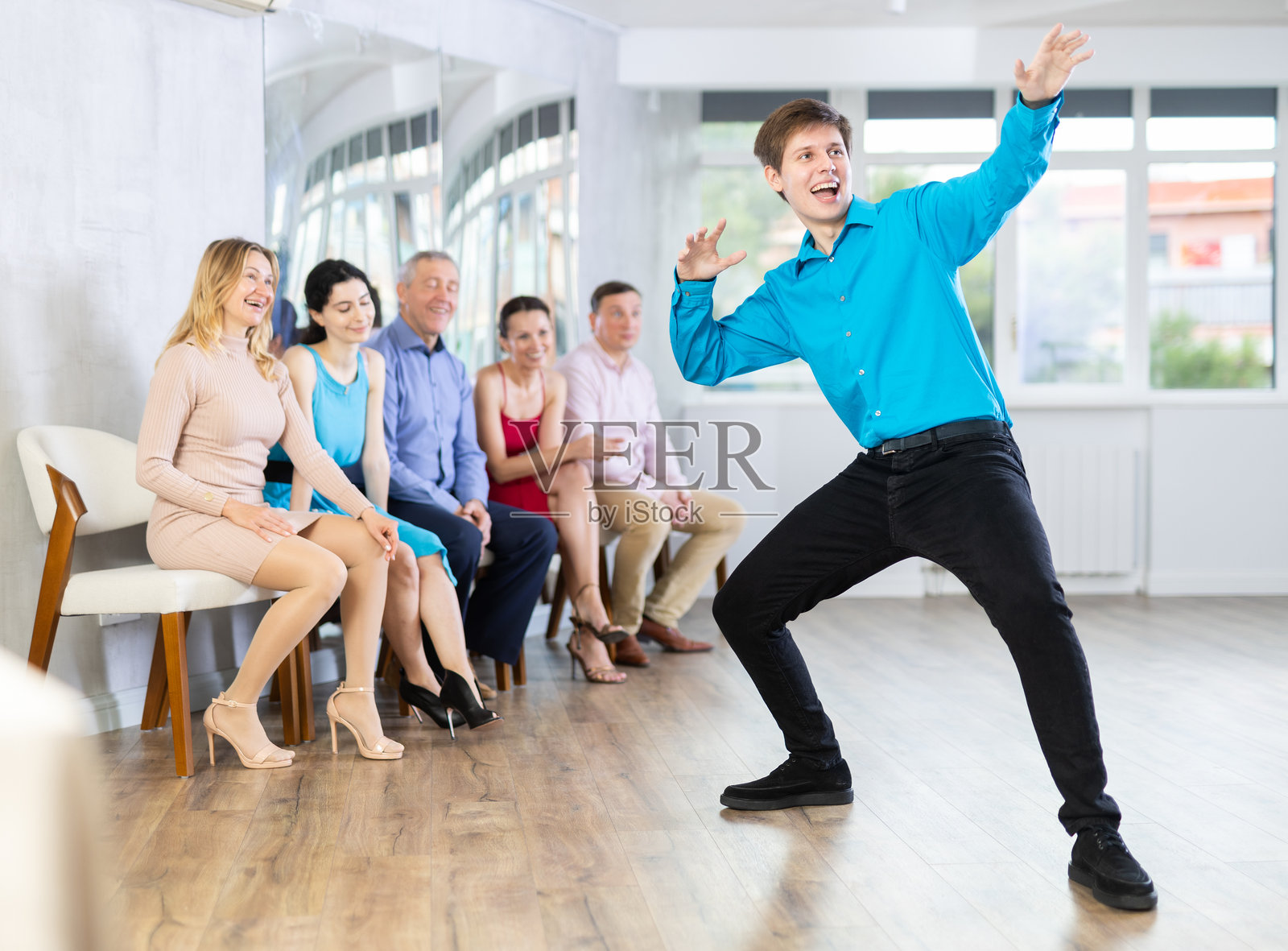 年轻男子展示舞姿照片摄影图片