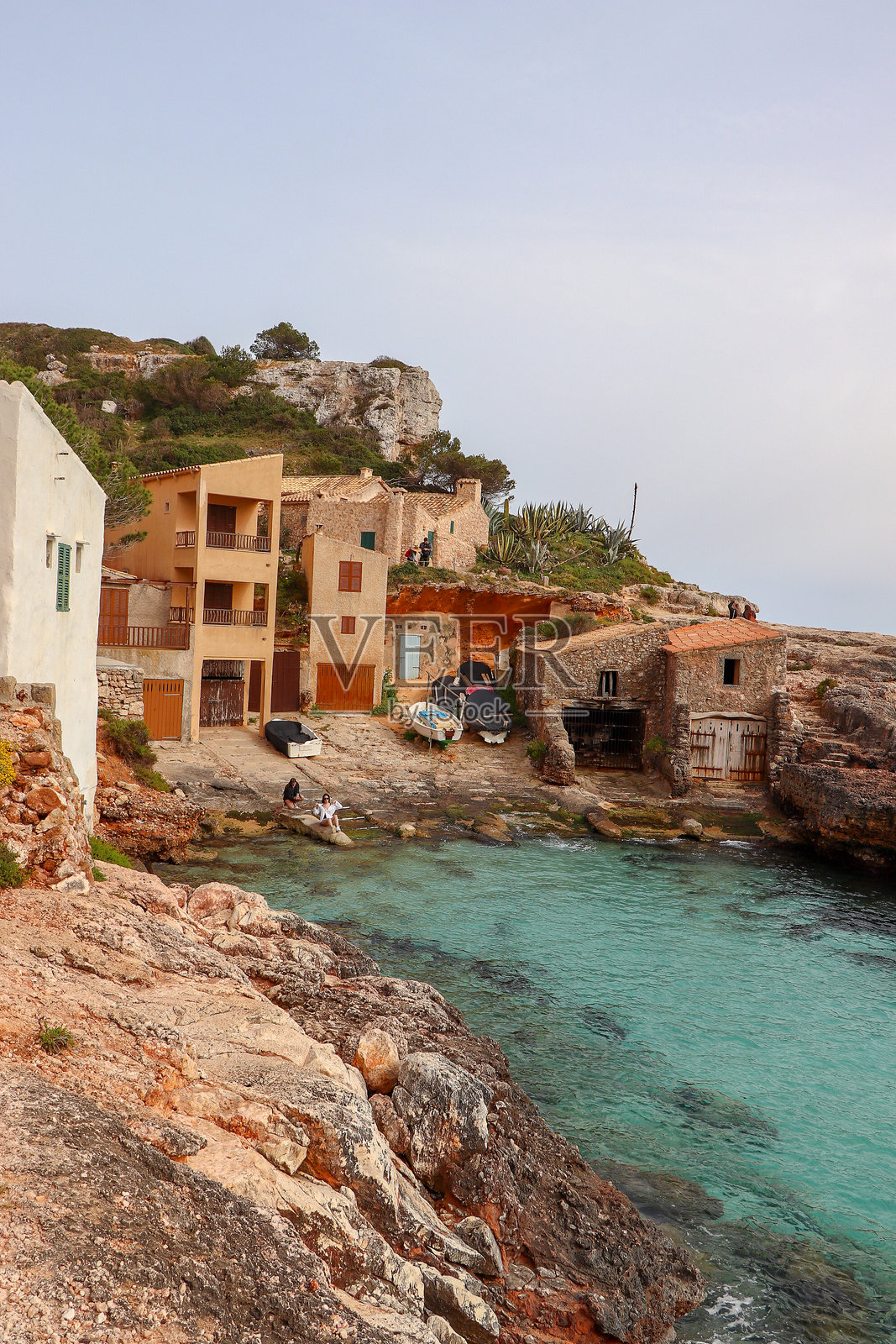 卡拉阿尔穆尼亚（Cala S'Almunia），也称阿尔穆尼亚海滩，是西班牙巴利阿里群岛马略卡岛上的一处岩石海湾，以其清澈的海水而闻名。照片摄影图片