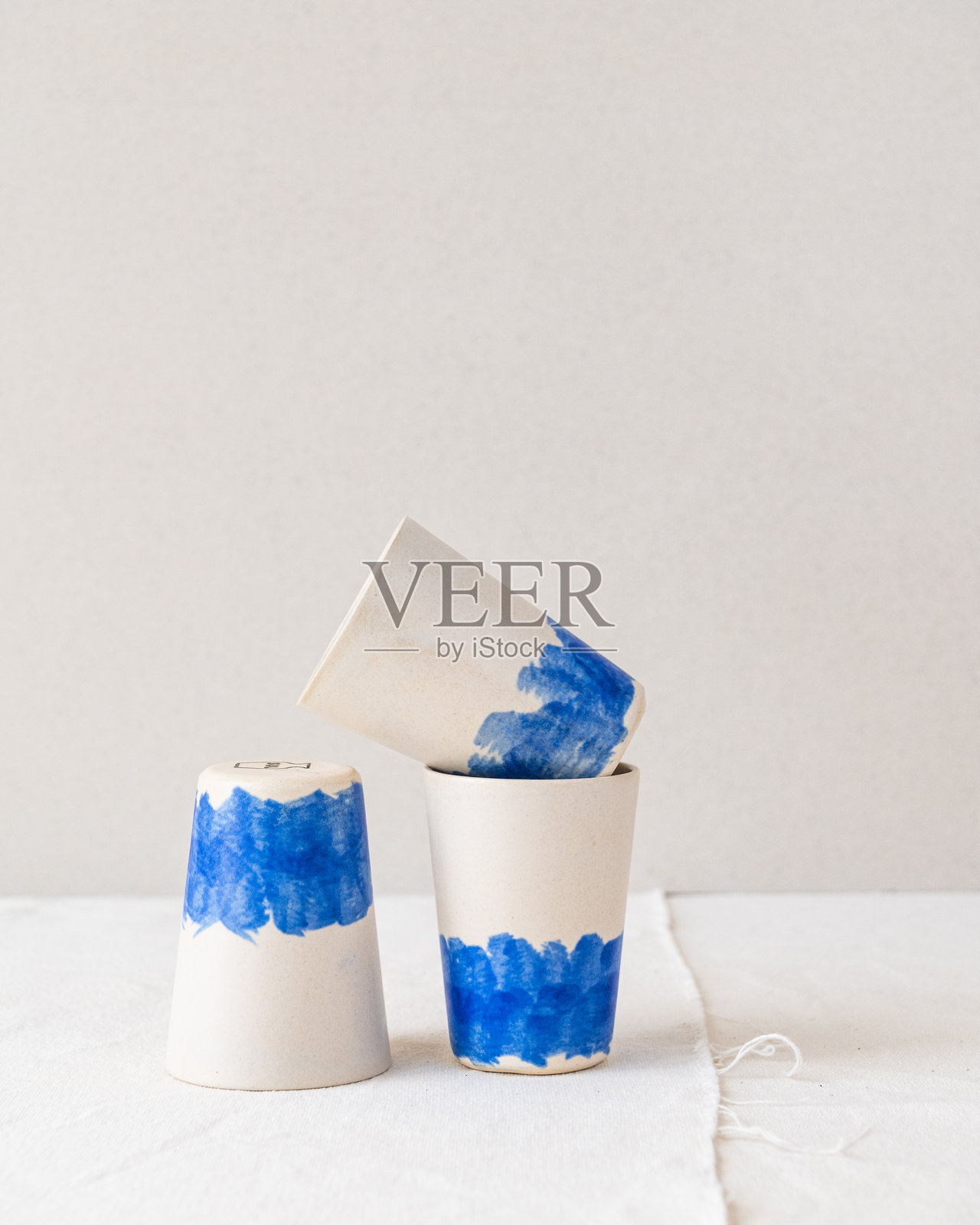 手工制作的炻器陶瓷咖啡杯和浓缩咖啡杯照片摄影图片