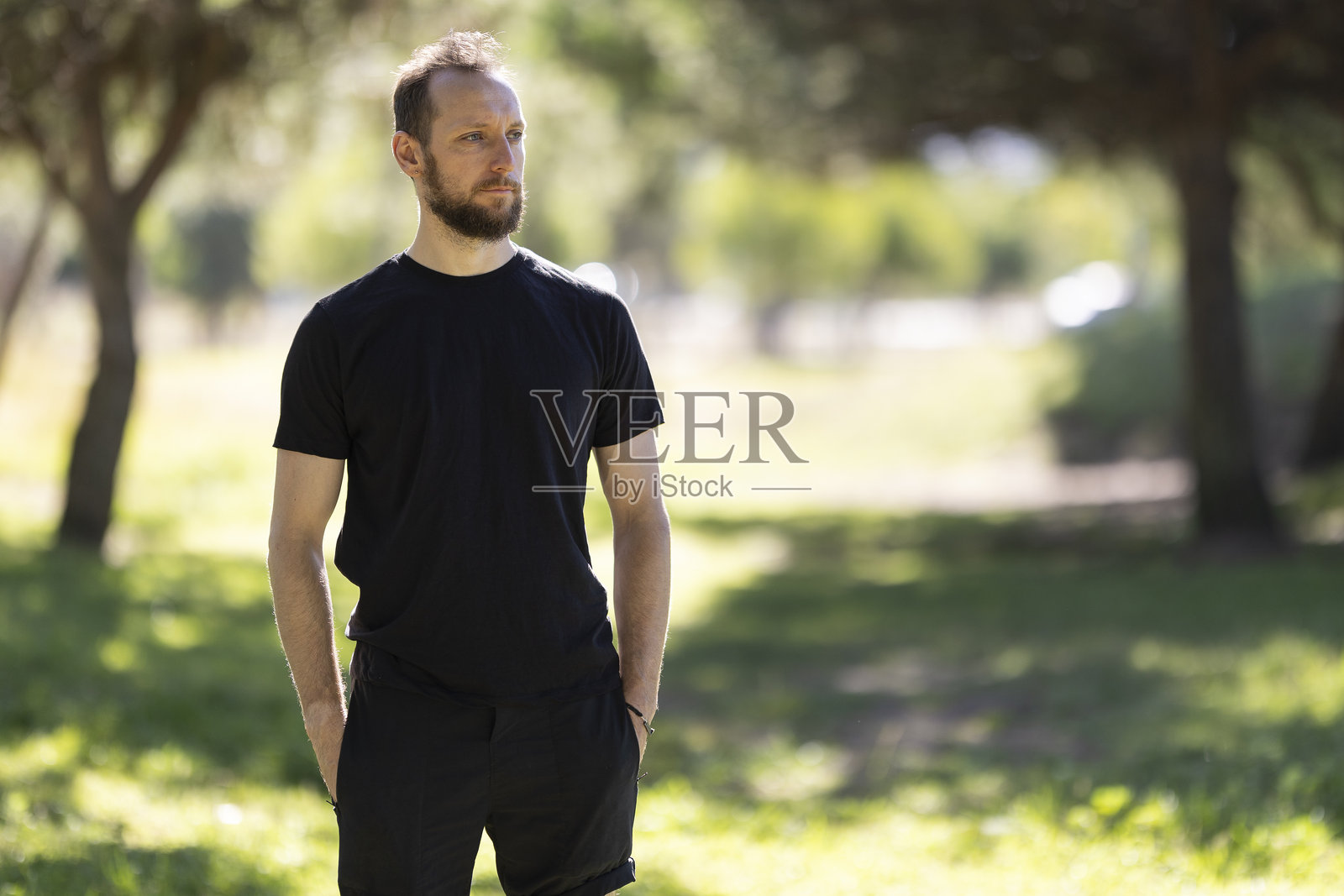 男人放松地站在公园里，沉思着大自然照片摄影图片