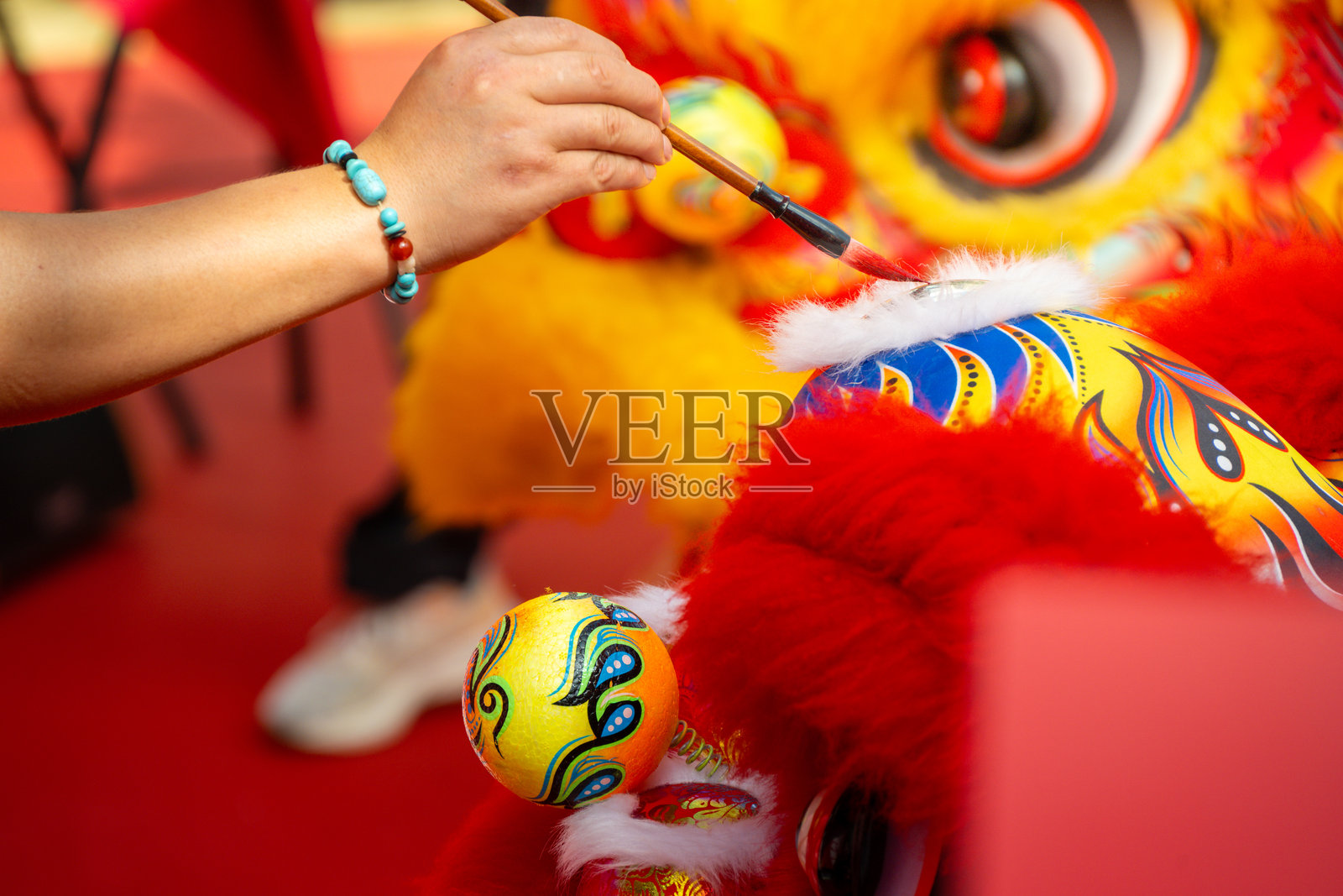 舞狮表演中的传统技艺，配以多彩的服装和道具照片摄影图片