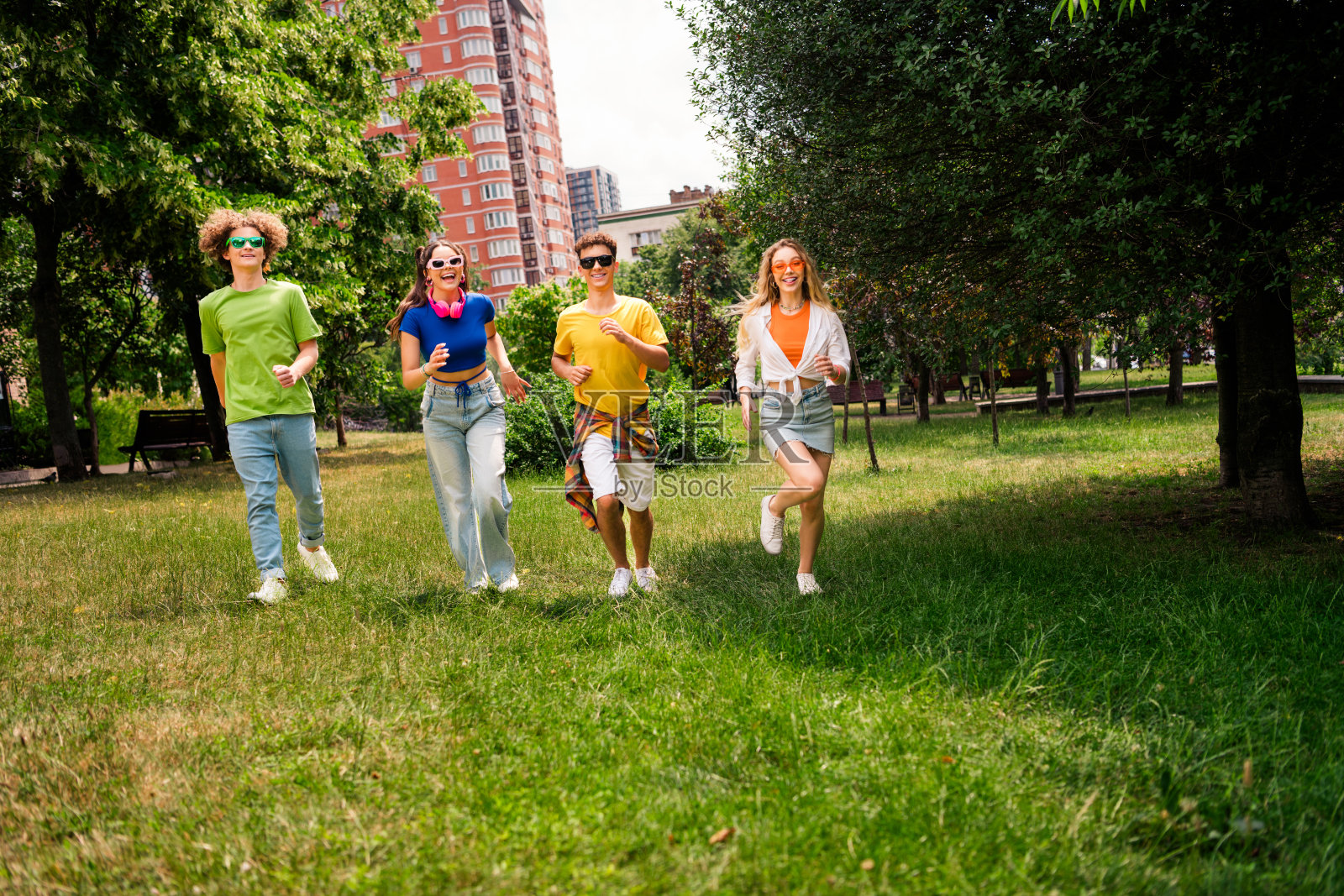 一群当地的朋友们在阳光明媚的户外，以和谐愉快的风格享受着难得的时光，增进彼此的感情。城市户外乐趣。照片摄影图片