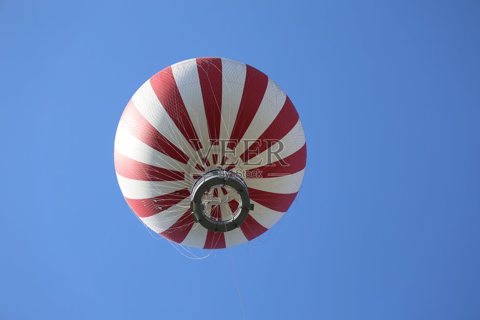 蓝天中的红白热气球照片摄影图片