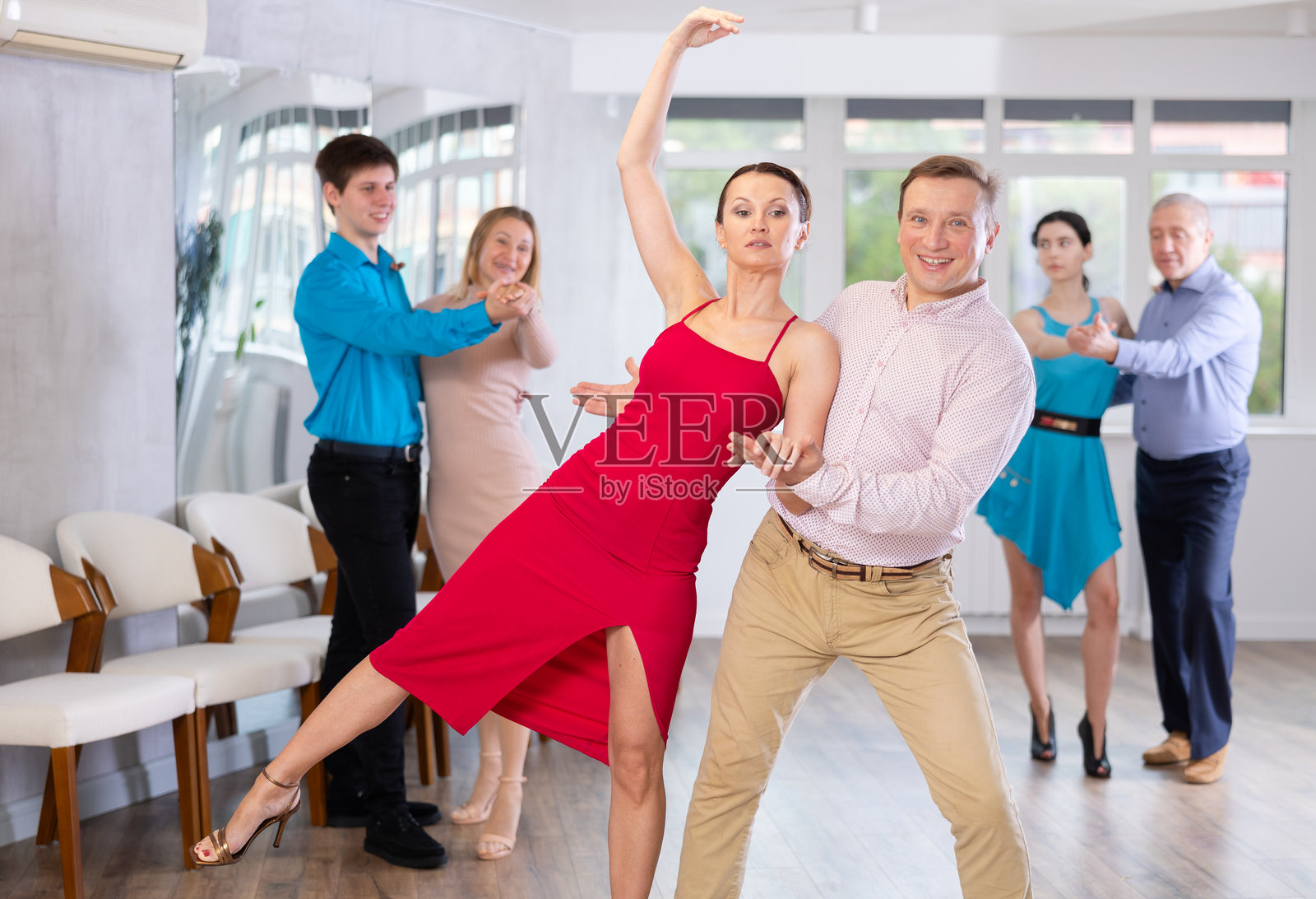 一对业余舞者在舞蹈工作室练习慢狐步舞的支撑技巧照片摄影图片