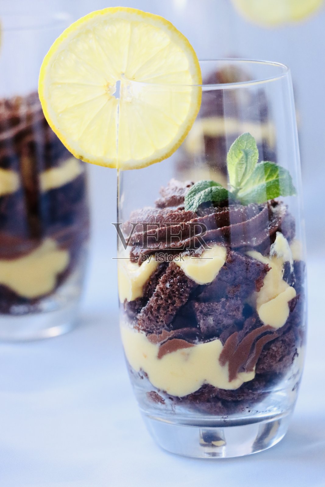 巧克力分层甜点照片摄影图片