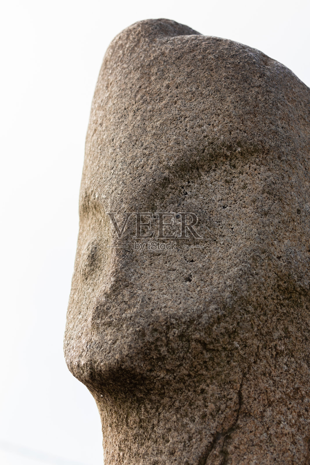 印度尼西亚中苏拉威西省巴达山谷中发现的史前巨石文化遗迹照片摄影图片