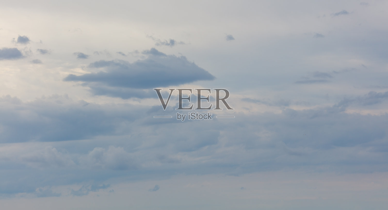 中间有一大朵云的阴天照片摄影图片