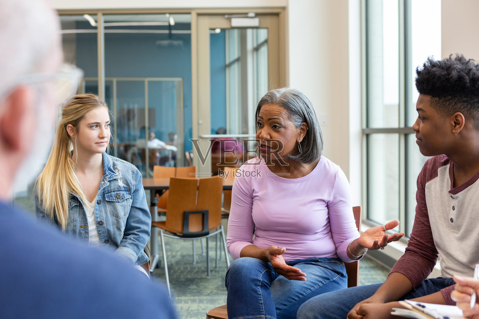 多元化的群体在社区环境中进行支持性的对话照片摄影图片